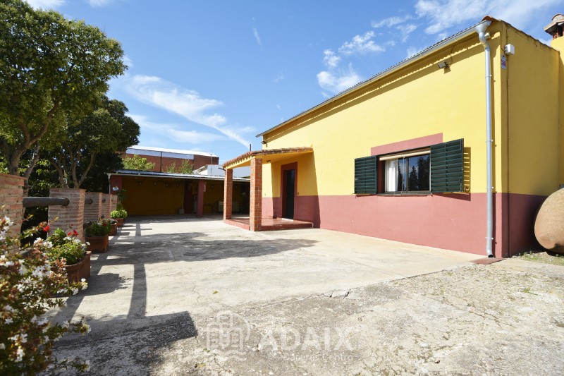 Country House in Sale in Polígono ganadero , Cáceres 225.000 €
