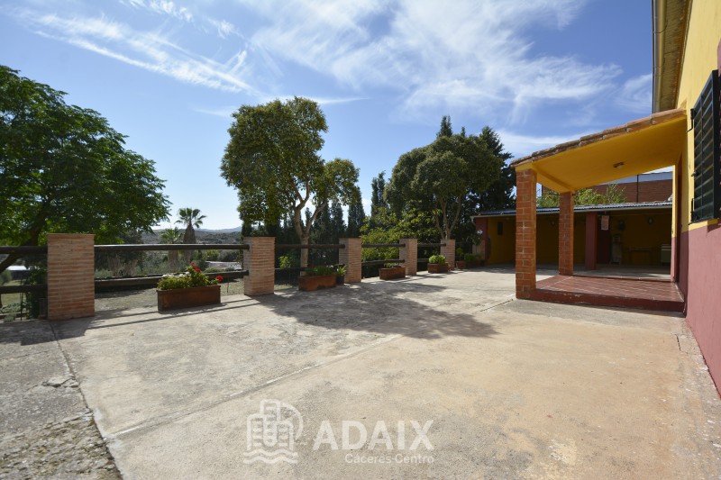 Country House in Sale in Polígono ganadero , Cáceres 225.000 €