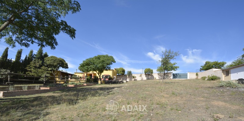 Country House in Sale in Polígono ganadero , Cáceres 225.000 €